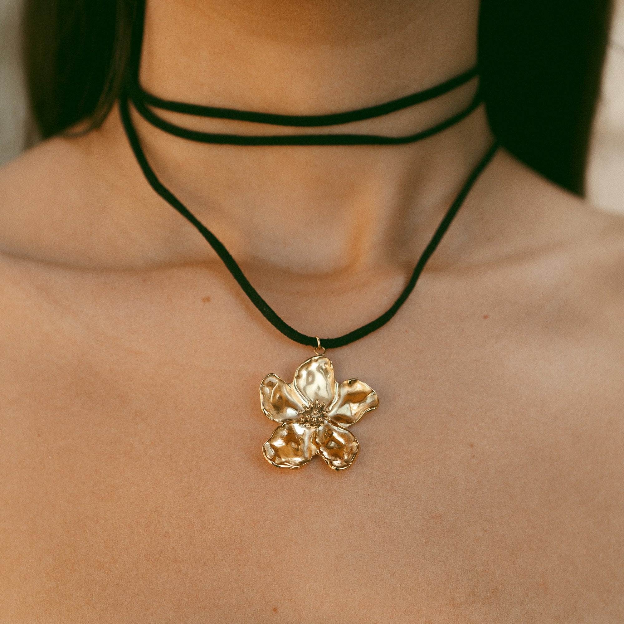 Collier fleur acier inoxydable doré sur cordon