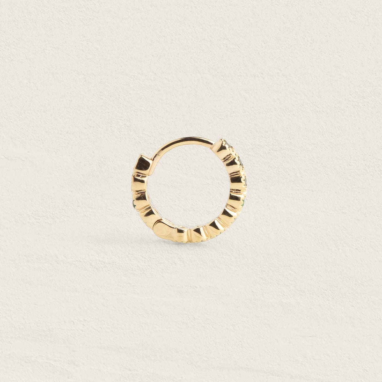Mini créole femme plaqué or sertie de pierres vertes