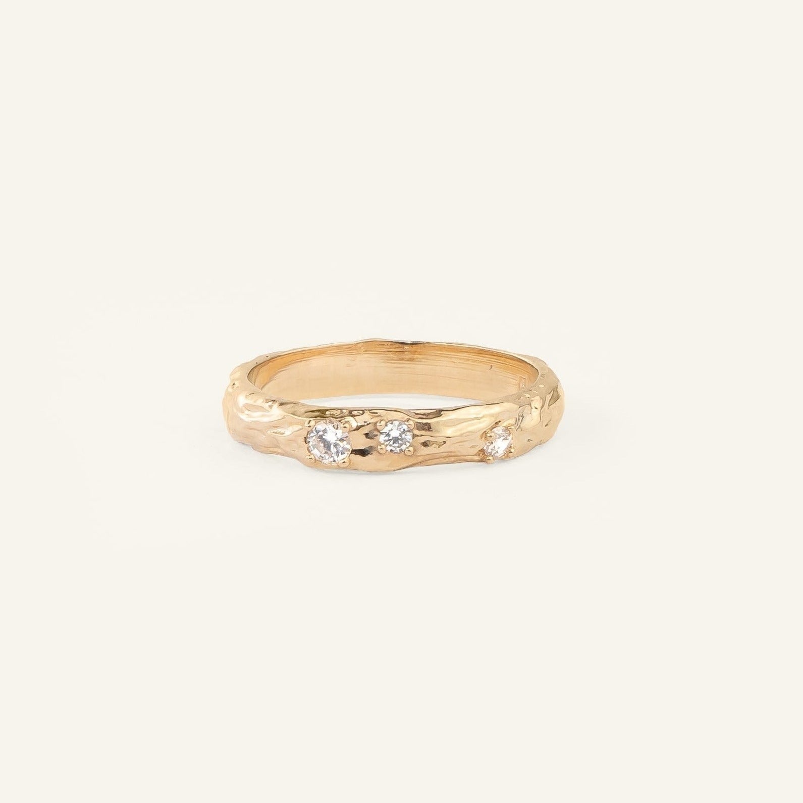 Bague femme plaqué or martelée sertie de zircons blancs
