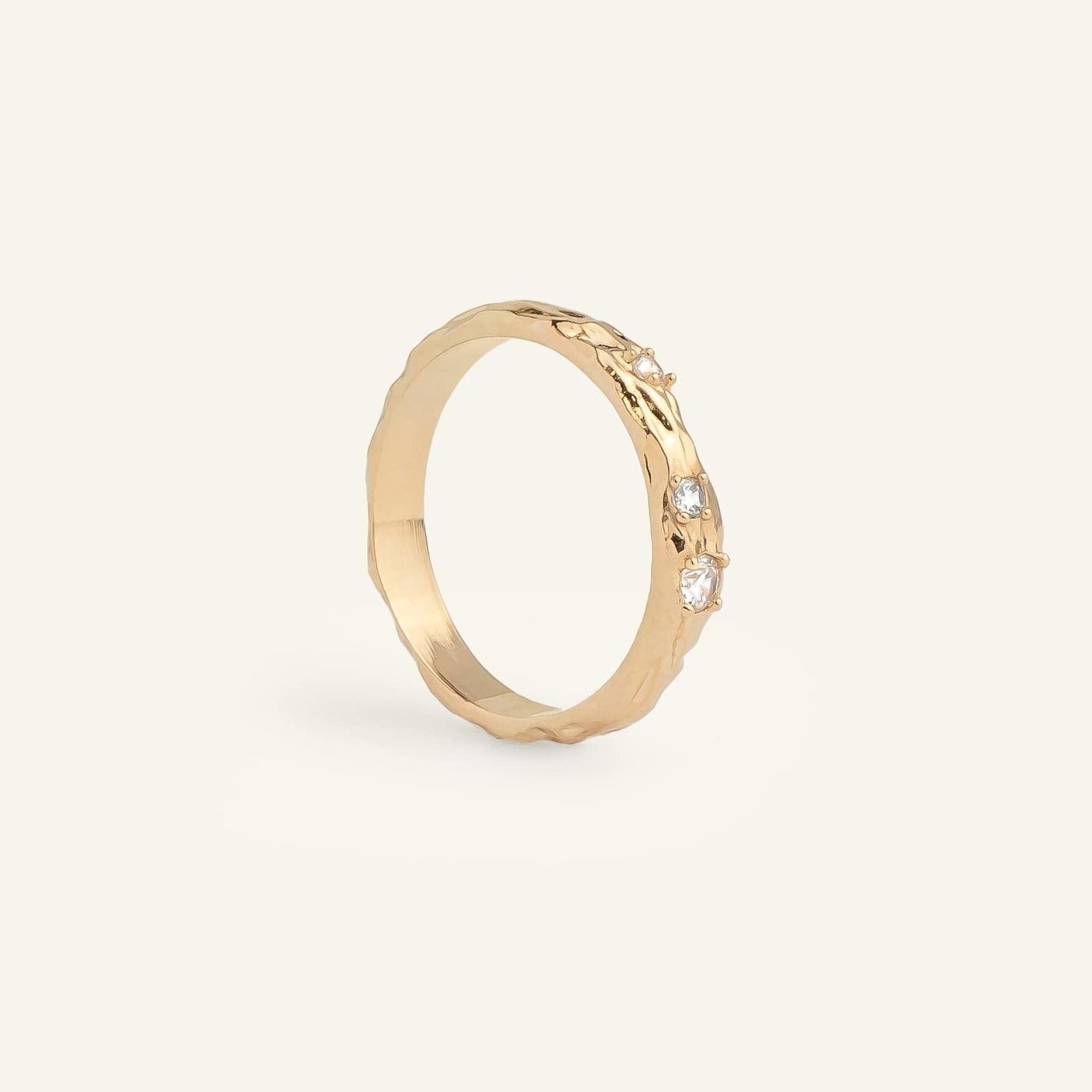 Bague femme plaqué or martelée sertie de zircons blancs
