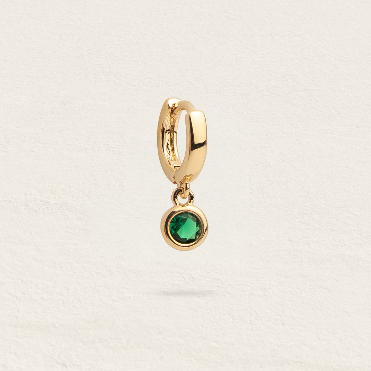 Mini créole Olivia en plaqué or avec pendentif zircon vert rond