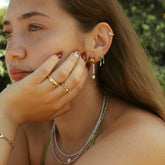 Femme portant des boucles d&