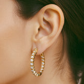 Grande créoles en plaqué or 18 carats serties de plusieurs pierres zircons blanches