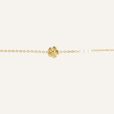 Bracelet chaîne dorée à fleur et nacre, vue rapprochée