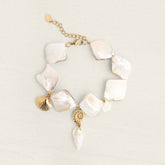Bracelet en nacre et breloques coquillages dorées