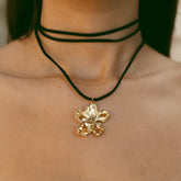 Collier fleur acier inoxydable doré sur cordon 