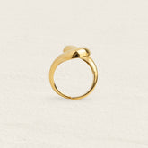 Bague ajustable dorée à forme organique, vue de face