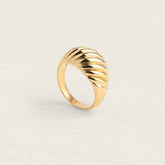 Bague Nerona dôme en plaqué or à godrons