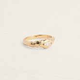 Bague martelée en plaqué or à pierre blanche, vue de face