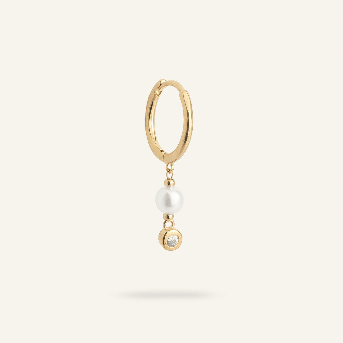 Mini créole plaqué or fine avec une perle et un zircon pendants