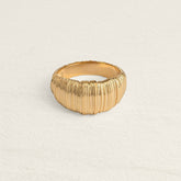 Bague épaisse striée en plaqué or, vue de face