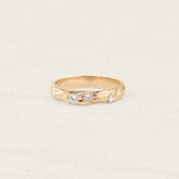Bague fine en plaqué or sertie de zircons blancs, vue de profil