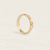 Bague fine en plaqué or à zircons blancs, vue de face