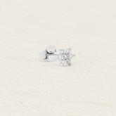 Puce fleur en argent sertie de sept zircons blancs