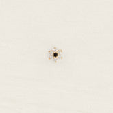 Puce fleur à zircons blancs et cœur noir, vue de face