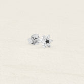 Puce fleur en argent rhodié à zircons blancs et cœur noir