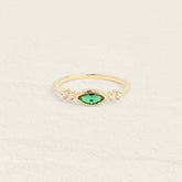 Bague fine en plaqué or à zircon vert navette, vue de face