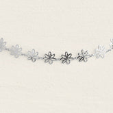 Bracelet à maillons fleurs argentés, vue rapprochée
