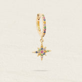 Mini créole Astra en plaqué or à zircons multicolores avec pendentif étoile