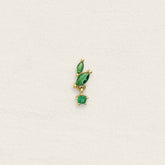 Boucle Ivy en plaqué or en forme de feuille de lys sertie de trois zircons verts