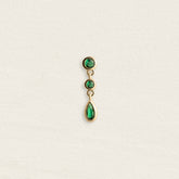 Boucle Iona en plaqué or à trois zircons verts terminée par une goutte
