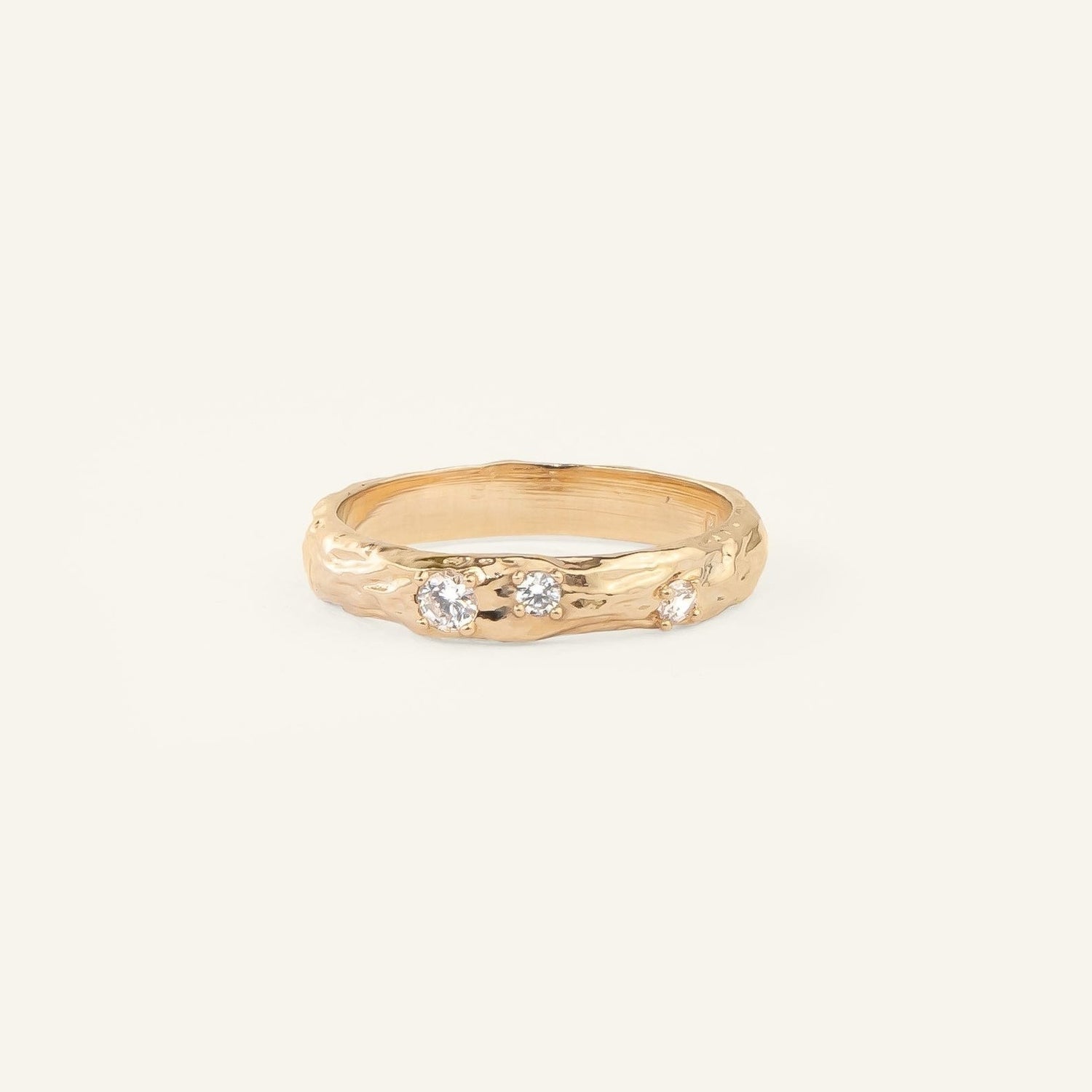 Bague femme plaqué or martelée sertie de zircons blancs  