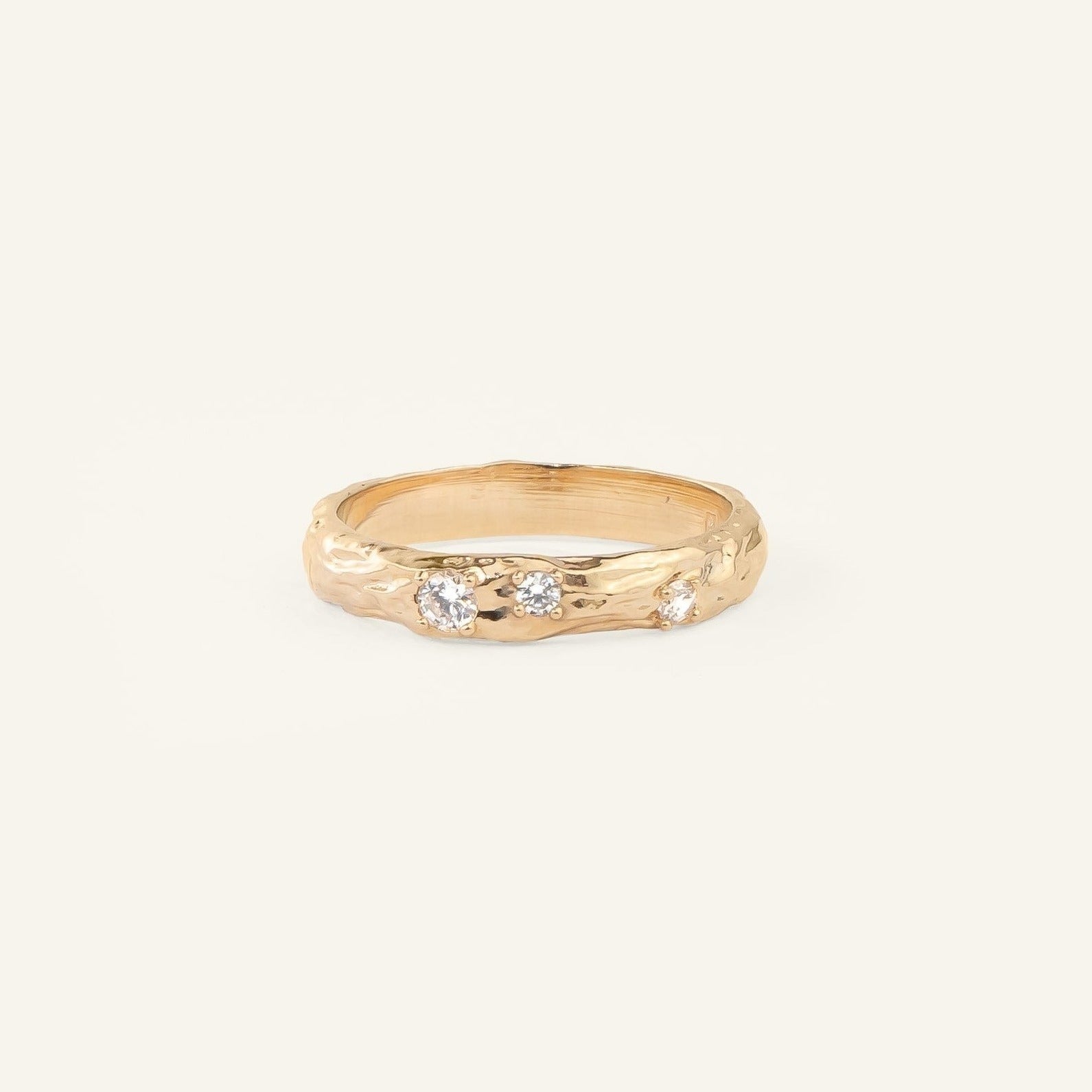 Bague femme plaqué or martelée sertie de zircons blancs  