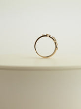 Vidéo de la bague Lily triple rang en plaqué or sertie de zircons