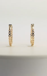 Grande créoles en plaqué or 18 carats serties de plusieurs pierres zircons blanches