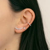 Puces fleur en zircons blancs alignées le long du lobe avec un earcuff