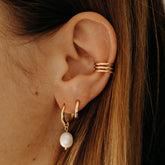 Mini créole dorée à perle de culture portée avec un earcuff doré