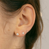 Trois puces à zircon blanc portées en accumulation sur le lobe