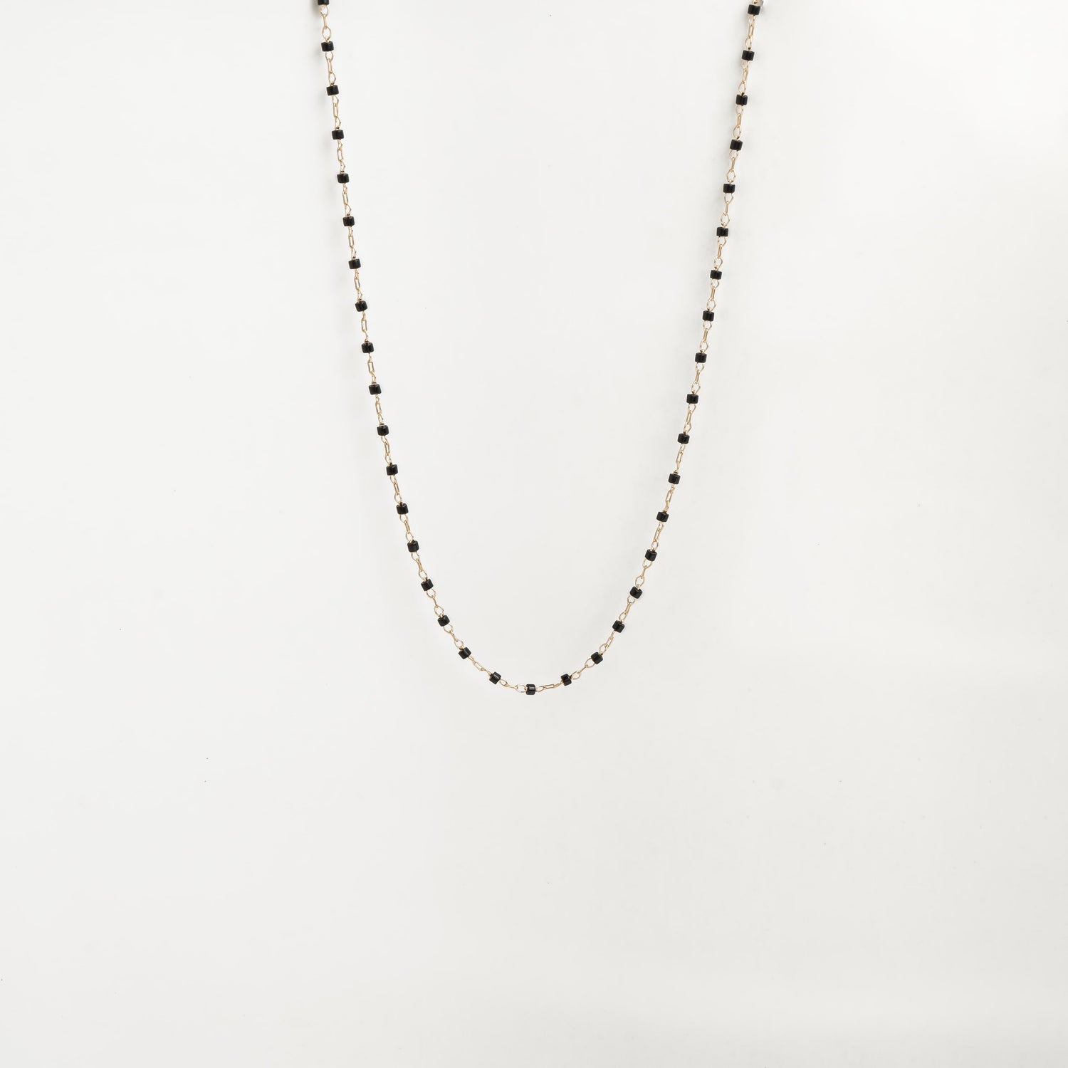 Collier femme perles noires plaqué or 