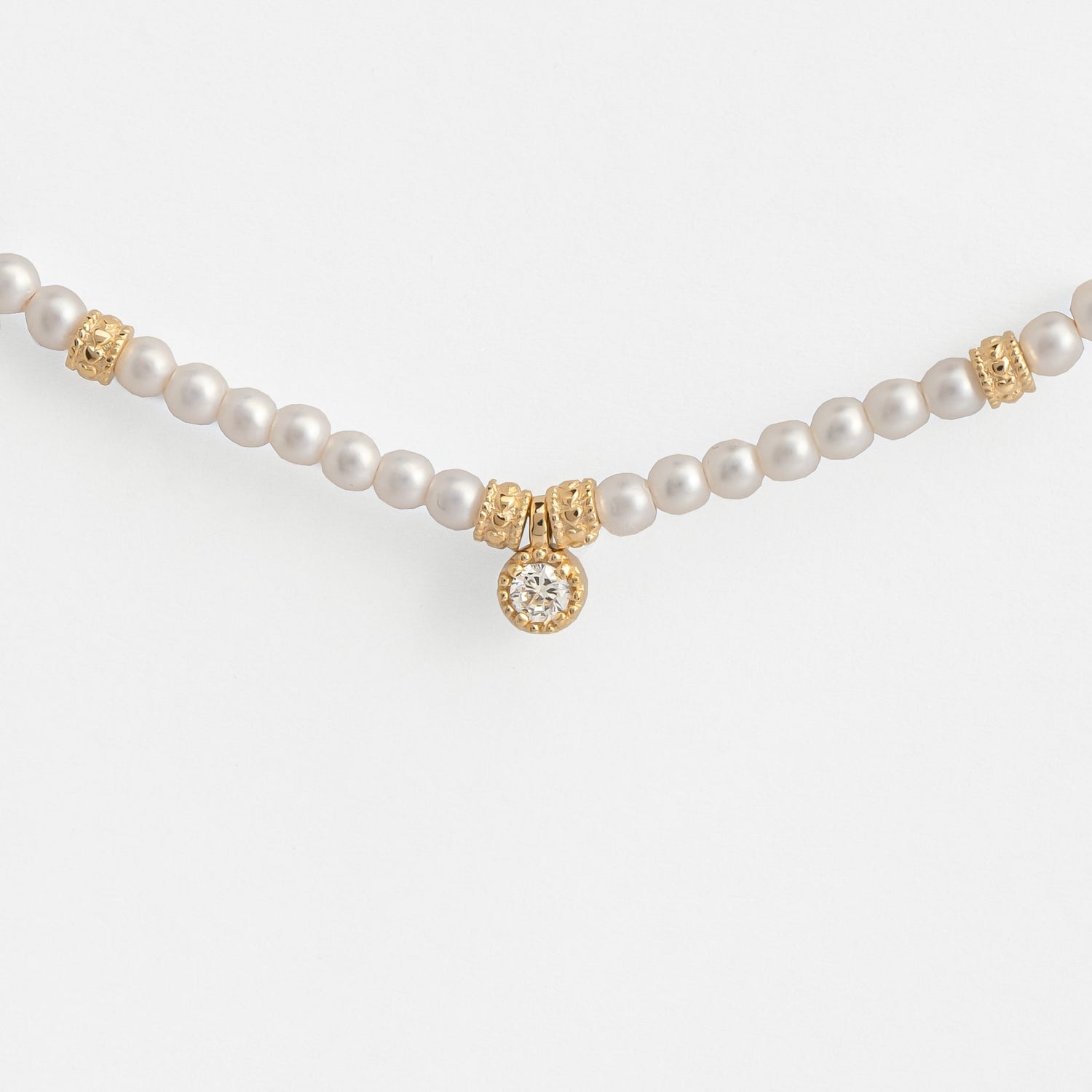 Zoom sur bracelet plaqué or perles avec pendentif zircon