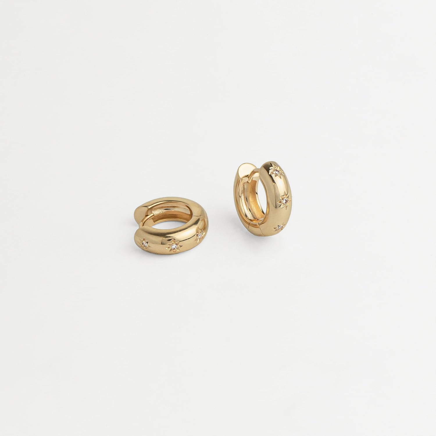 Mini créoles plaqué or avec zircons et étoiles