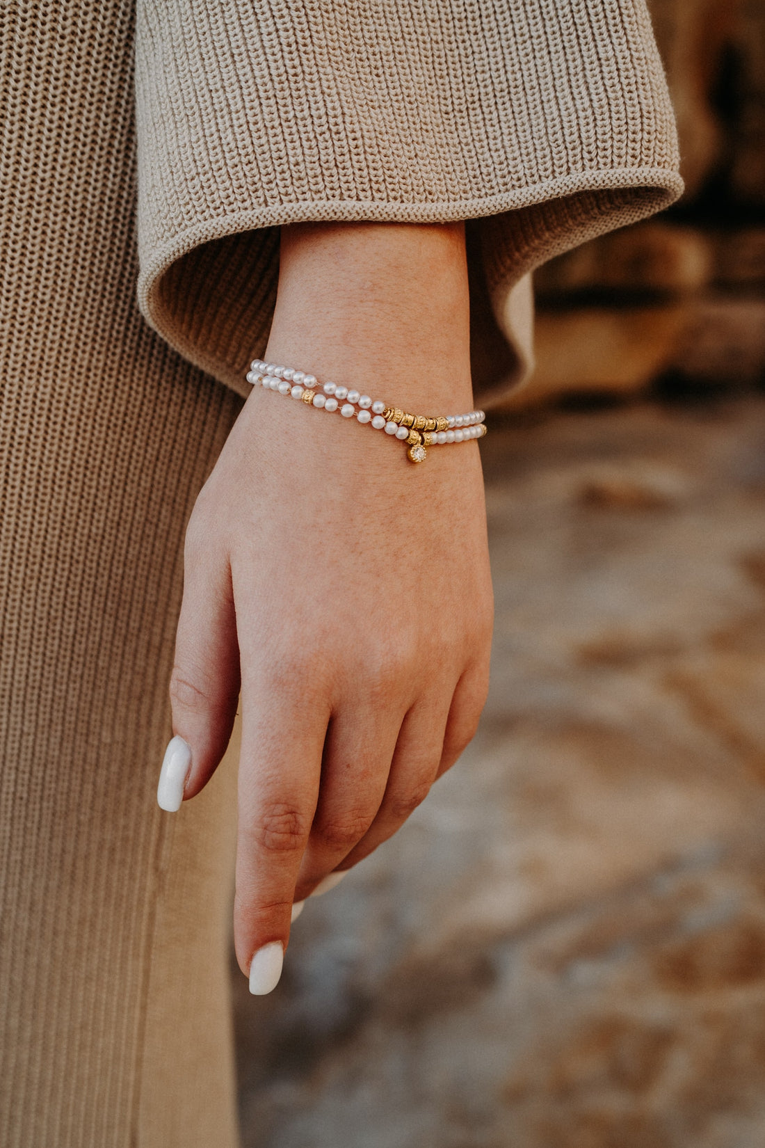 Composition de deux bracelets plaqué or avec perle